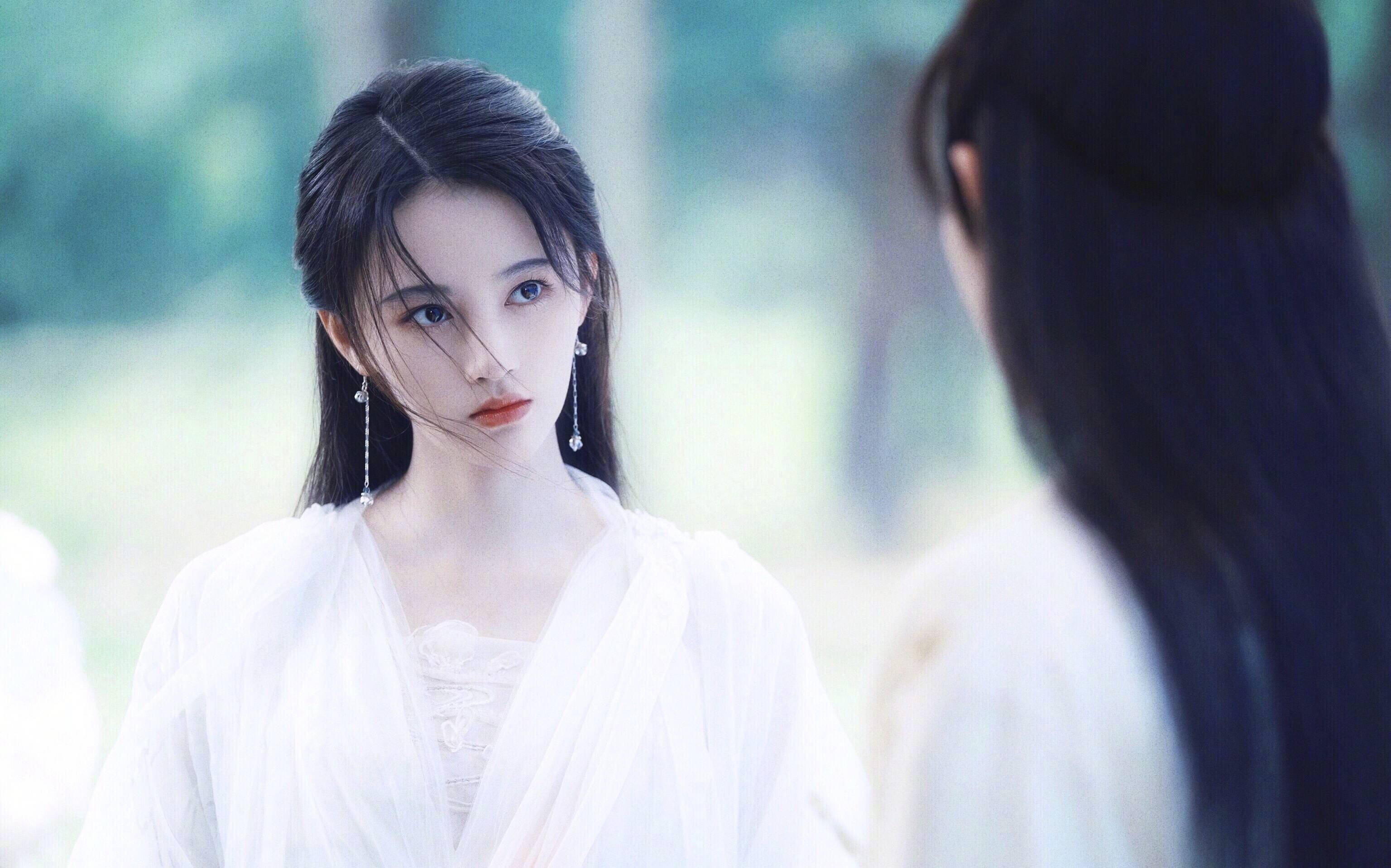 鞠婧祎出生于1994年,光听名字就能感受到浓浓的诗意与美好吧!