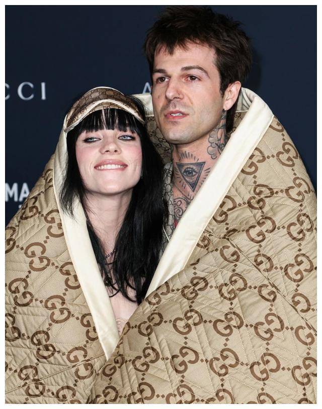 比莉艾利什从历经多位前男友到选择出柜一段爱情大战