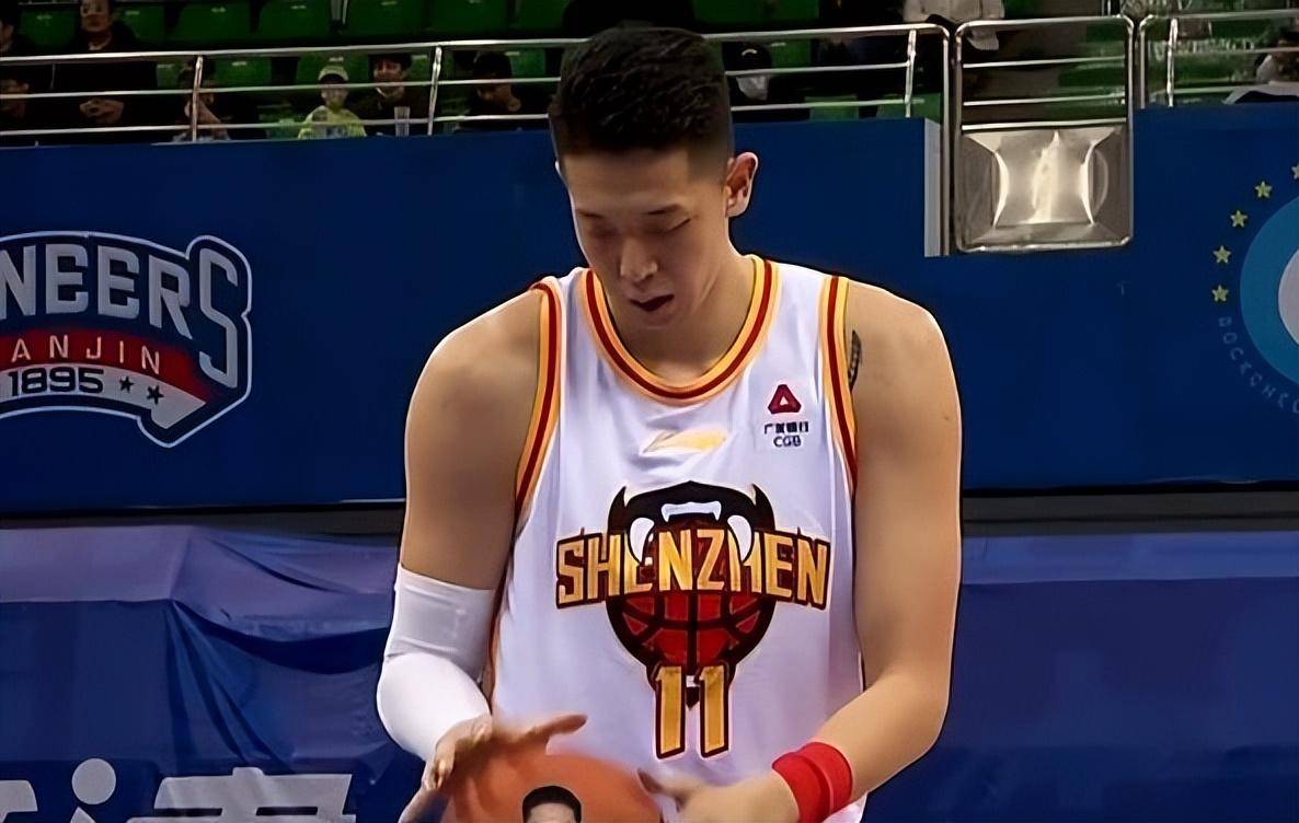 沈梓捷快攻打进,时德帅追身三分,贺西宁三分没有啊,詹姆斯快攻上篮