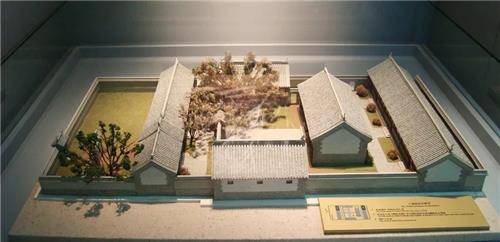 1919年在北京西城八道湾,他看中了一套三进四合院,房32间,总价3500