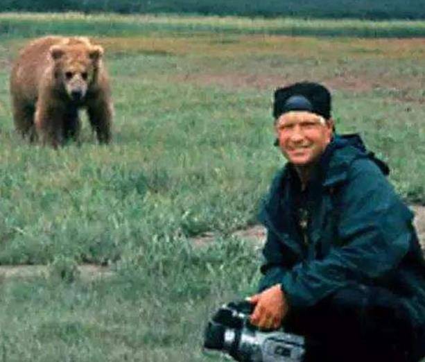 原创护熊奇人认为动物有人性和女友护熊13年终葬身熊腹