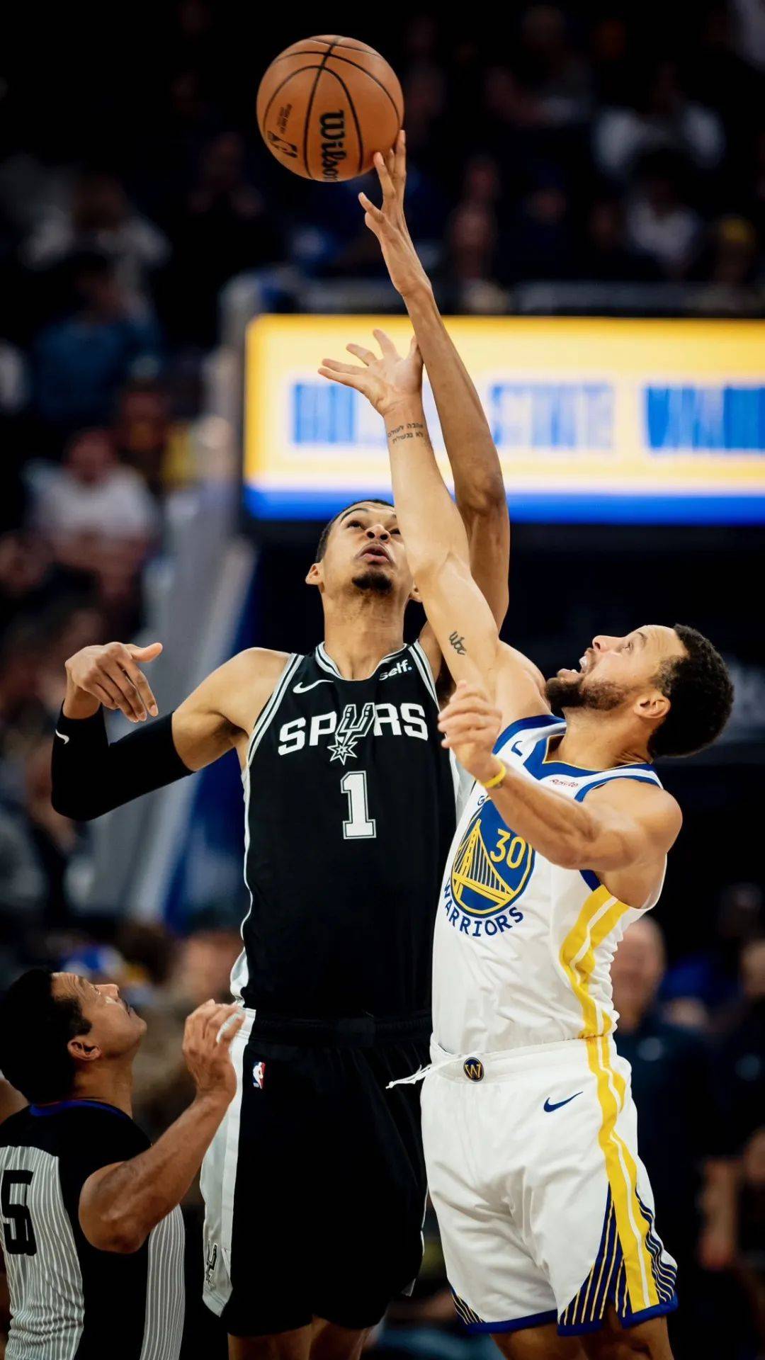 前往金州,奥斯曼也将缺席客场对阵勇士的比赛,勇士那边,库里也将缺阵