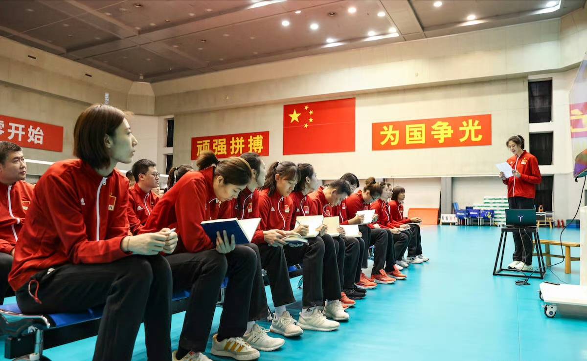 女排集训新动态:李盈莹演讲,张常宁淡定,蔡斌胸有成竹备战奥运_中国