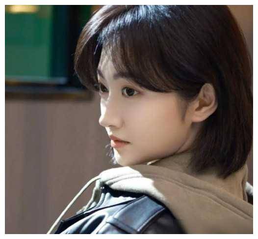 景甜36岁素颜照曝光令人认不出短发干练迷人单身生活充实