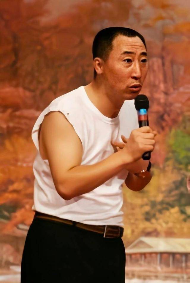 终于,在张小光33岁那年,他们的表演赢得了赵本山的注意和欣赏.