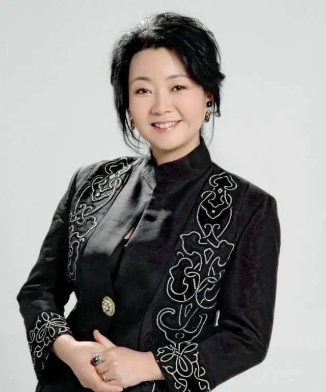 萨日娜:与帅气演员丈夫结婚34年,她只生孩子不下厨,被宠成宝!