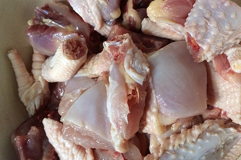 取半只鸡,用清水洗干净,然后剁成小块的,放入盆里,加入水泡30分钟以上