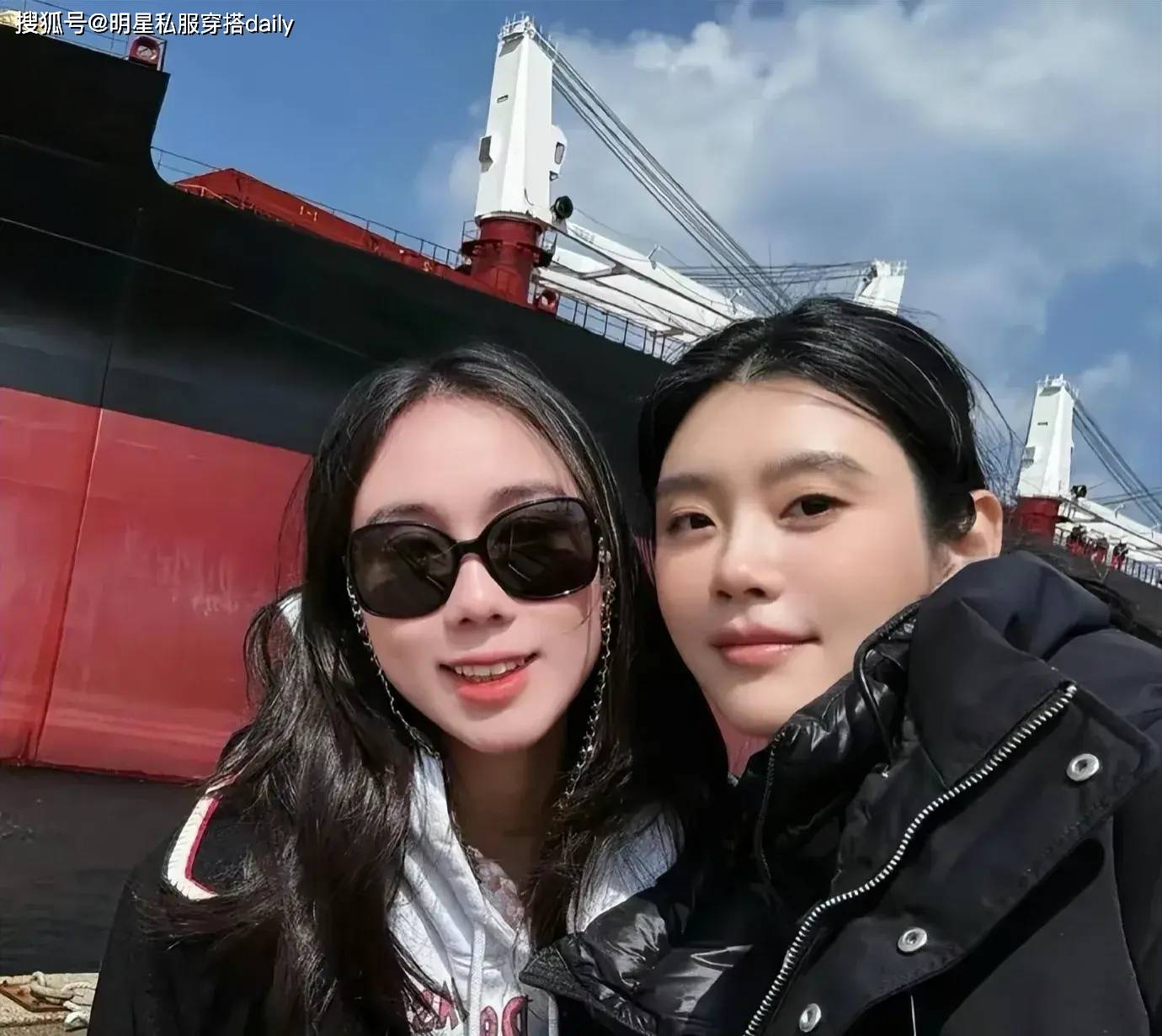 原创何猷君奚梦瑶参加新船下水礼一身水手服手捧鲜花站四太何超欣c位