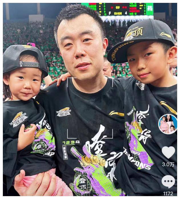 原创张镇麟携未婚妻现场观赛恋情曝光风采甜美引关注