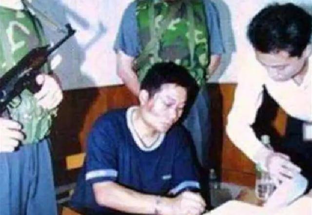 原创01年张君走下法庭含泪签完字后被押刑场行刑过程中表情冷静