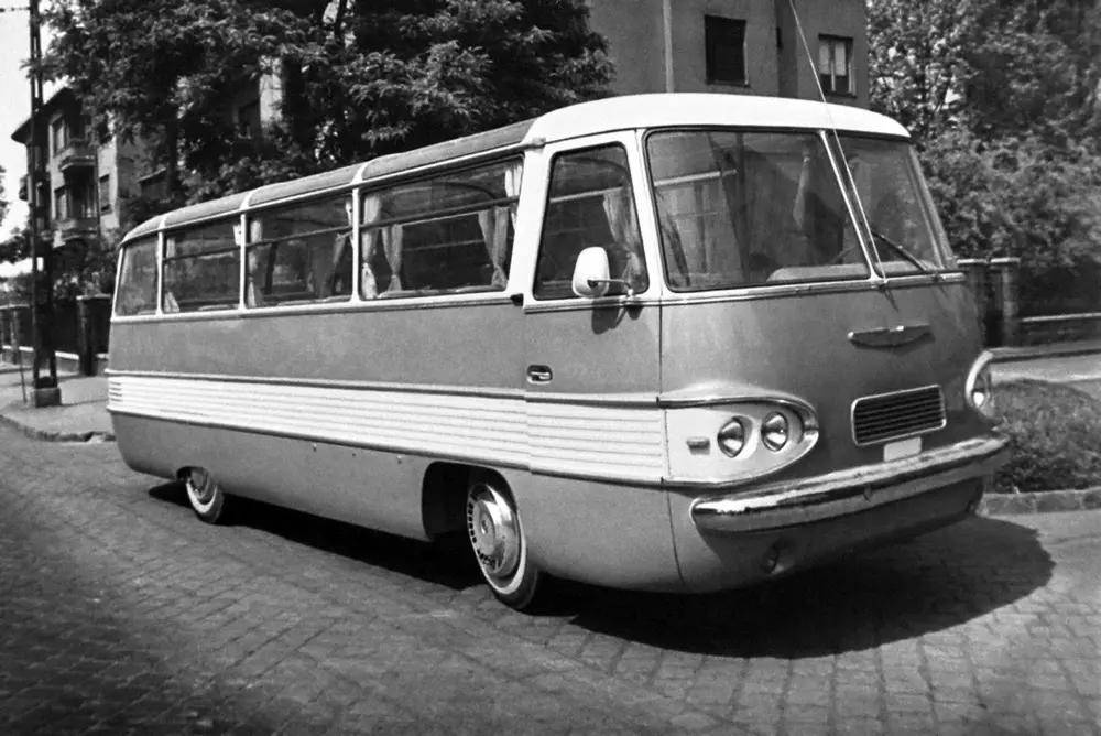 伊卡洛斯ikarus 303采用分体式前挡风玻璃,第一辆样