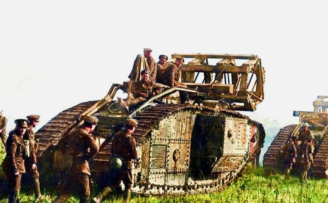 在一战1916年9月的索姆河战役中,英国人拿出了坦克这个杀手锏,第一次