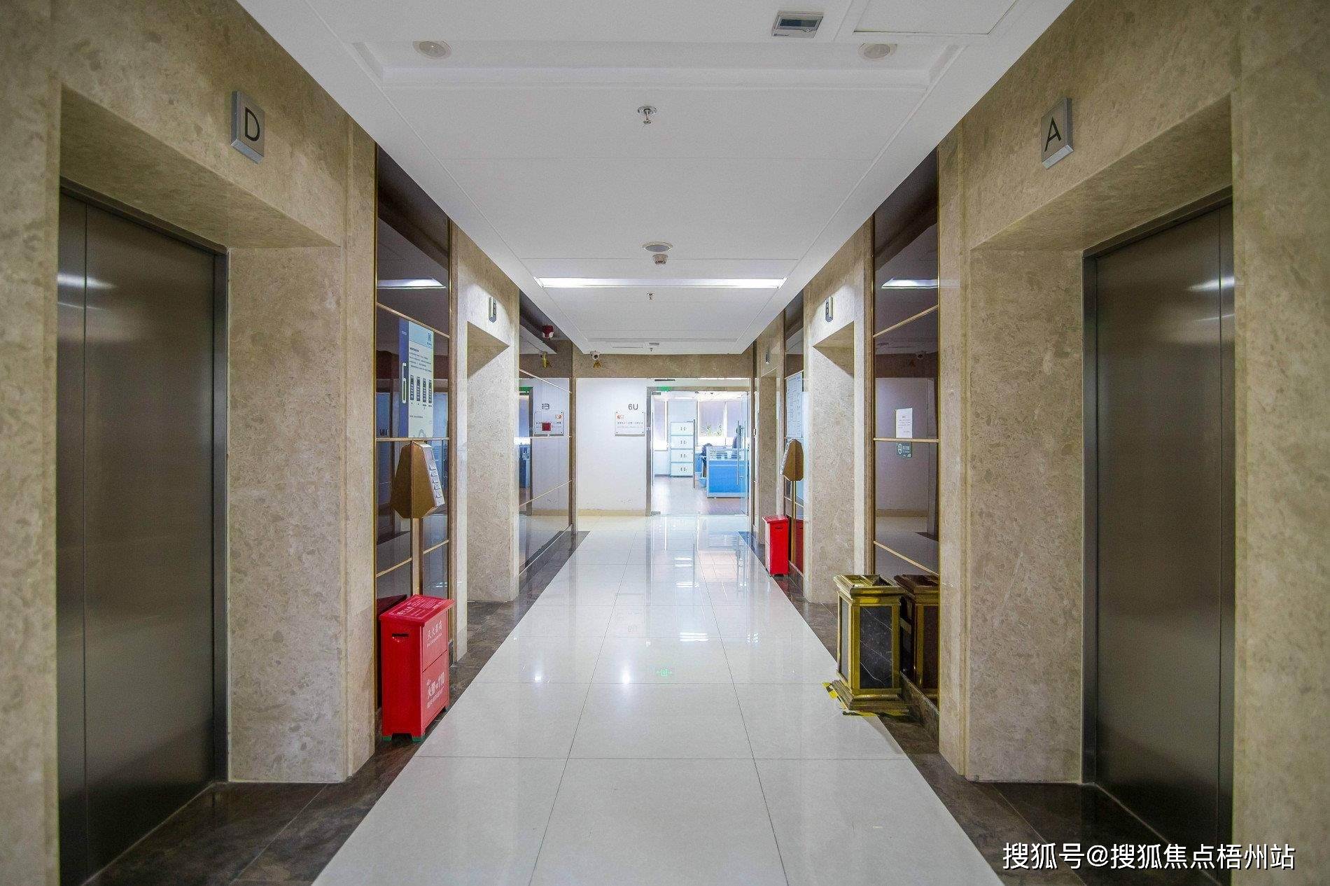 深圳光浩国际中心租120人独立办公室精装修带家具交通便利可注册