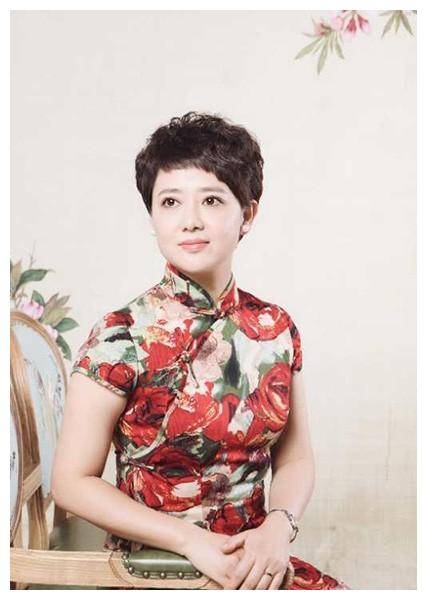 央视军事报道四大美女新闻主播唯一穿军装播报