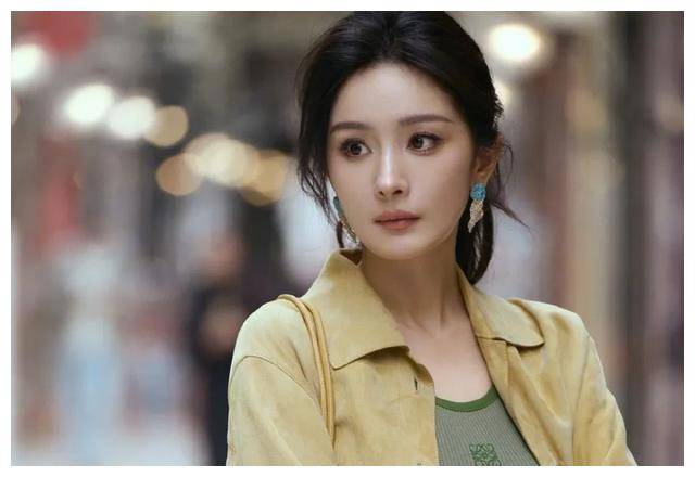 杨幂工作室曝光惊叹照片,37岁辣妈尽显青春风采,粉丝惊叹不已.