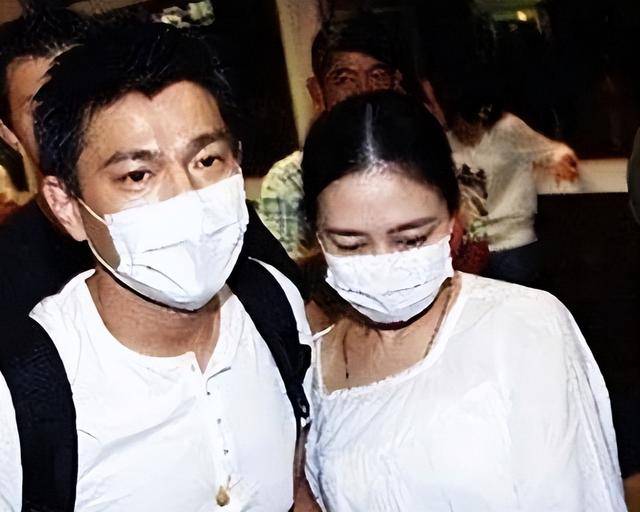 他的老婆和女儿也逐渐离开了舆论的中心,早些年刘德华在采访中很少