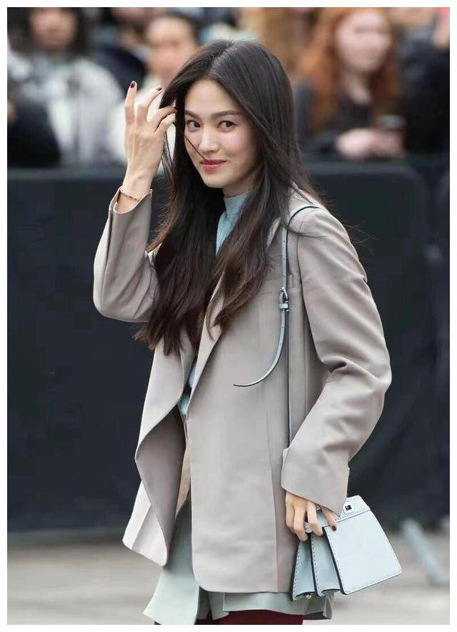 宋慧乔离婚后焕发活力!巨浪发型搭配迷人款式,42岁熠熠生辉._变化_女