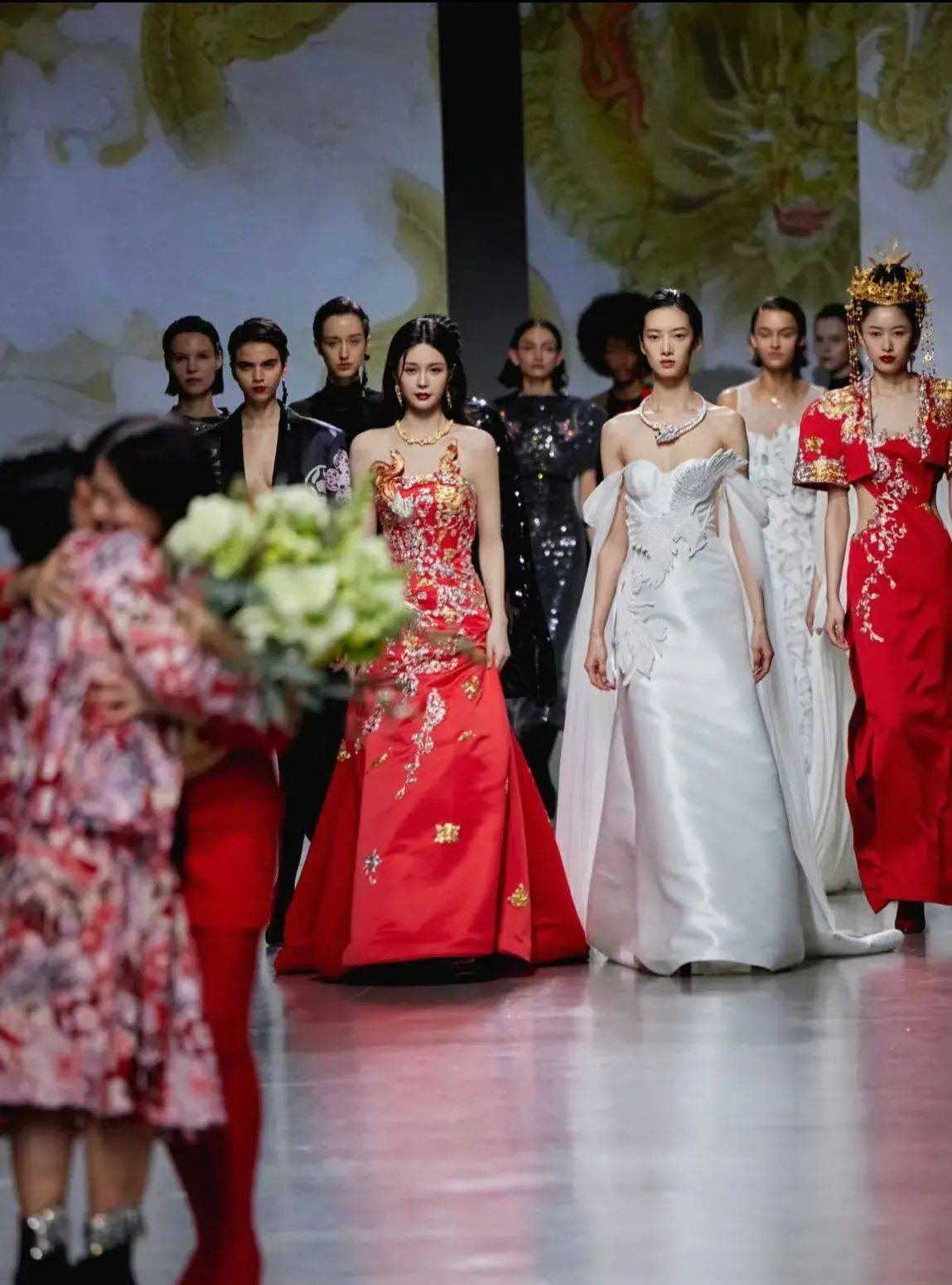 被沈梦辰巴黎走秀惊艳了穿中国风长裙美到窒息连气质都升华了