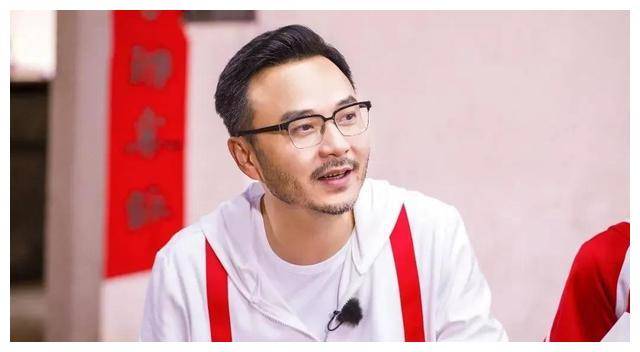 50岁汪涵最新近照:胡子拉碴,穿着似小老头,街头吃串引人瞩目.