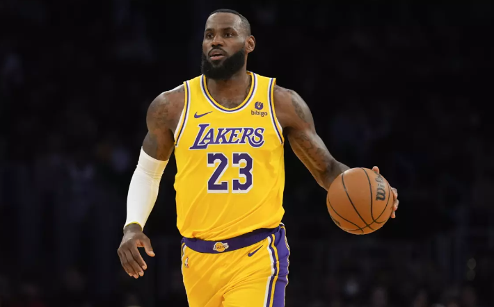 揭秘詹皇缺战雄鹿内幕:脚踝严重酸痛 一直接受治疗本想带伤出战