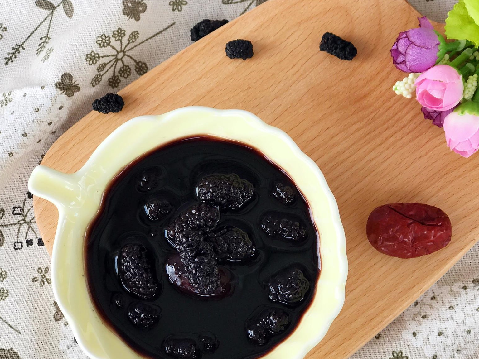 然后在锅里加4碗水,再倒入桑葚干,黑豆,红枣等进去,并用大火进行烧开