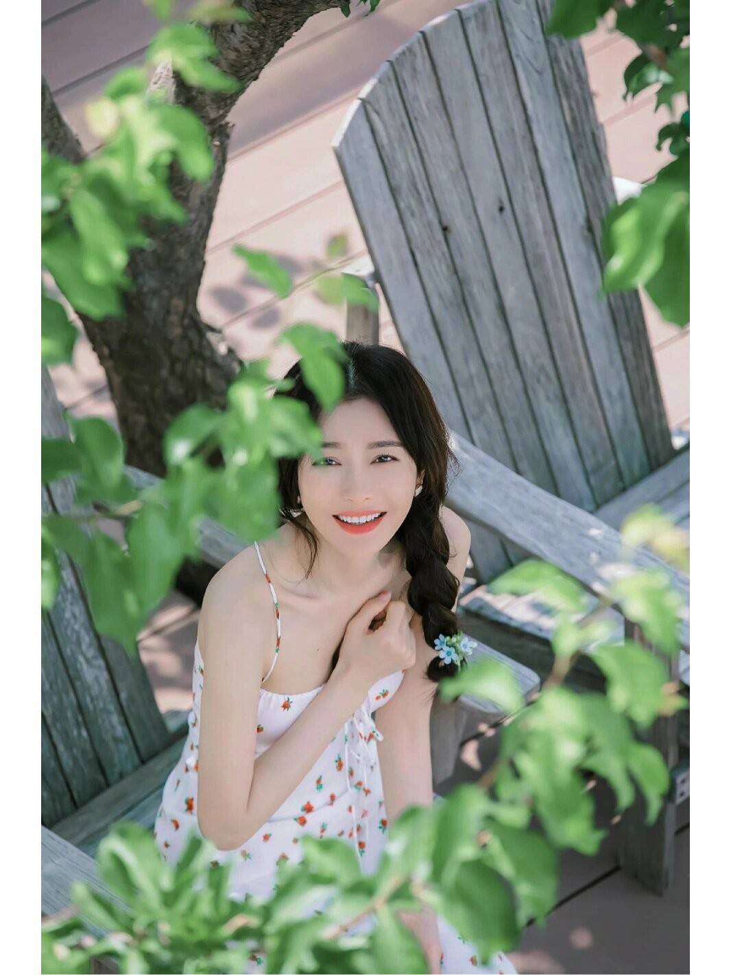 被秦岚的海边写真惊艳到穿吊带露背裙秒变水蜜桃性感又迷人