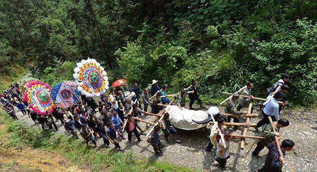 原创一头老牛去世500余人送葬15男子抬棺年年茅台酒祭祀