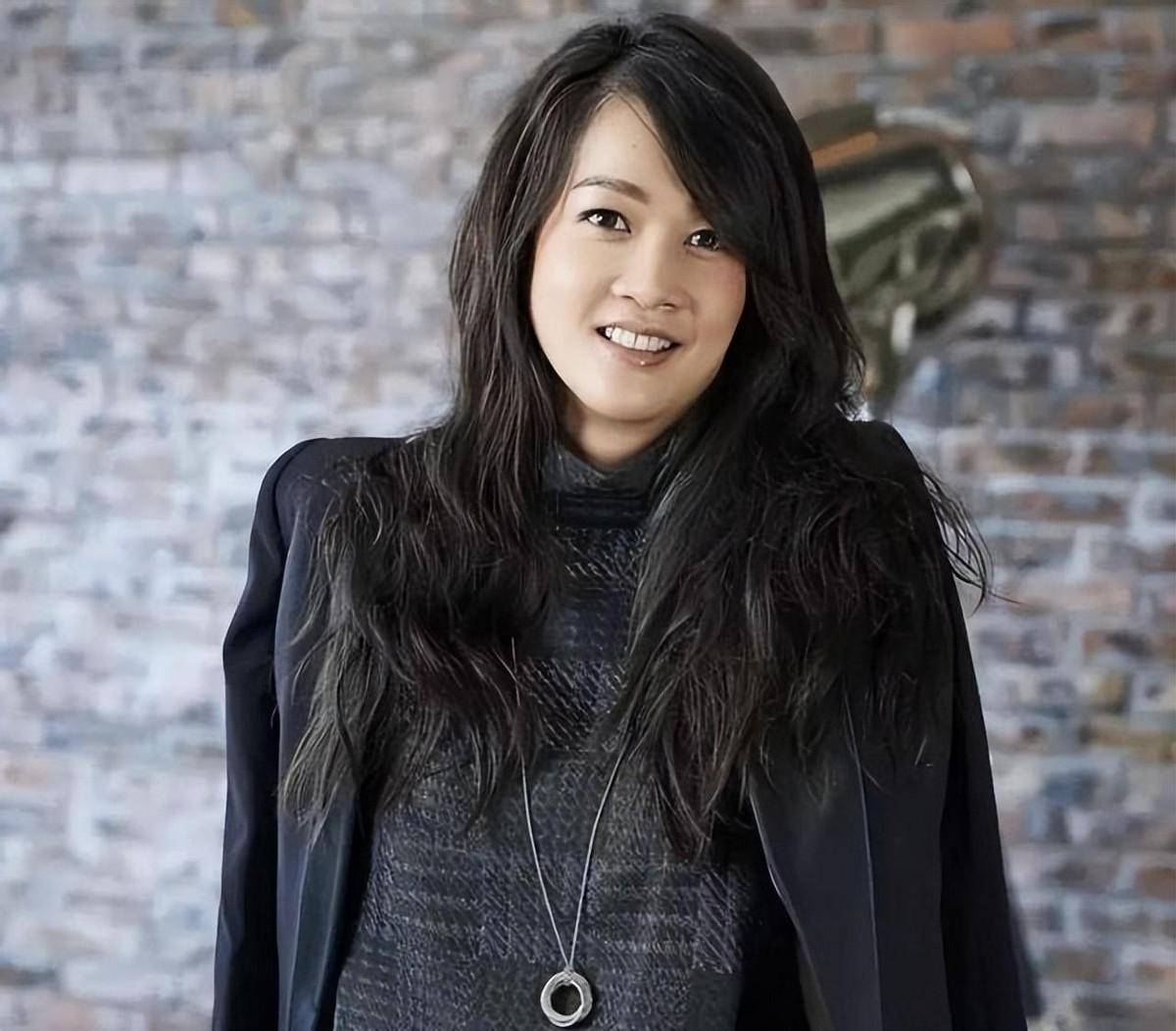 她才是顶级名媛,哥哥千亿富豪,丈夫百亿富豪,爷爷创立了周大福_郑志雯