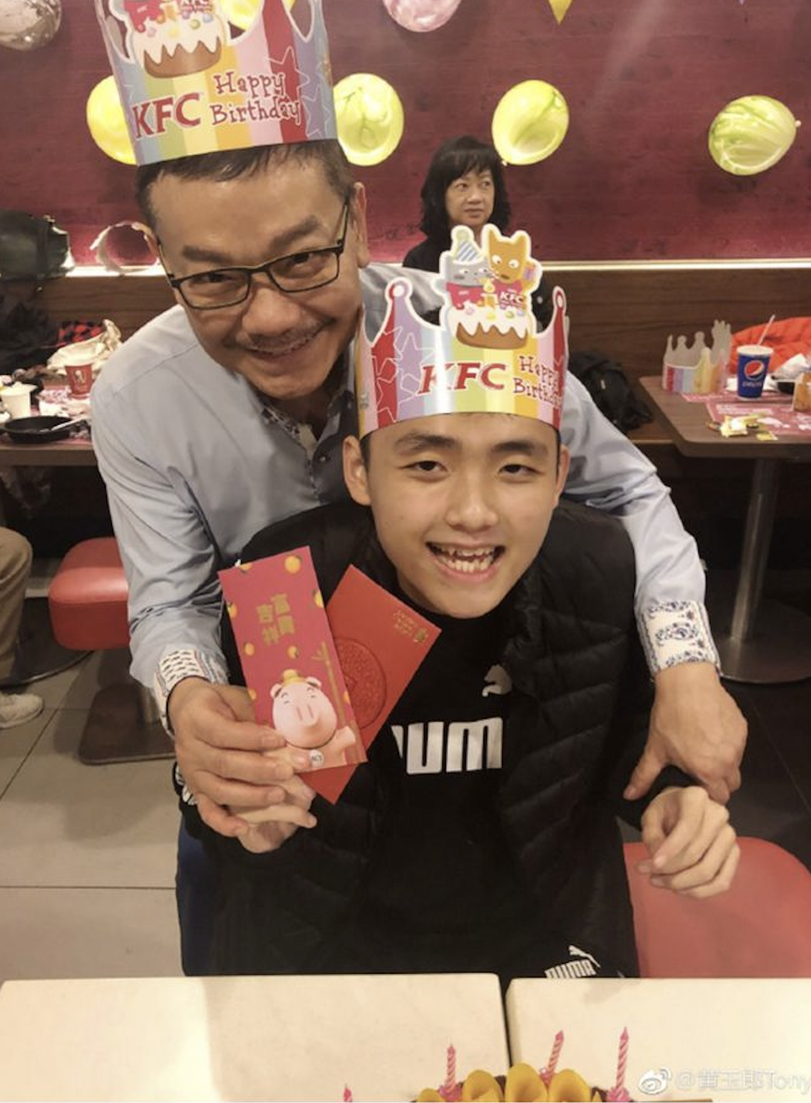 原创张国荣前任遭儿子弄伤手臂感慨心力交瘁23岁儿子患病心智两岁