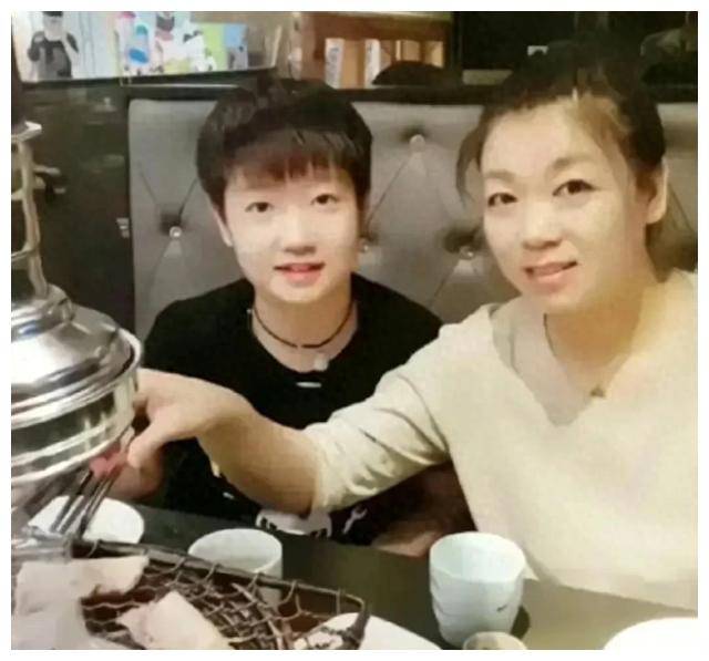 揭秘孙颖莎母女魅力之源,美丽智慧并存,生活赢家!