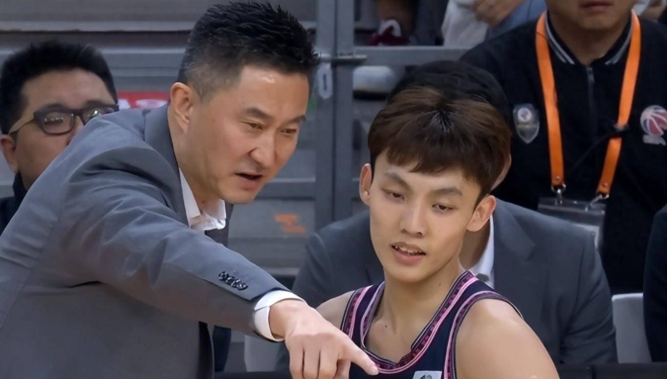 张皓嘉被杜锋批评,张昊被称赞_皮特森_胡明轩_沃特斯