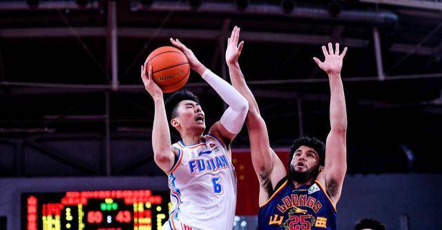 全场比赛,他贡献了32分,11篮板,2助攻和6抢断的全面数据,成为cba历史