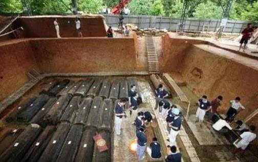 原创古墓挖出46具少女的赤身白骨头骨上长绿色菜花尸检令人愤怒