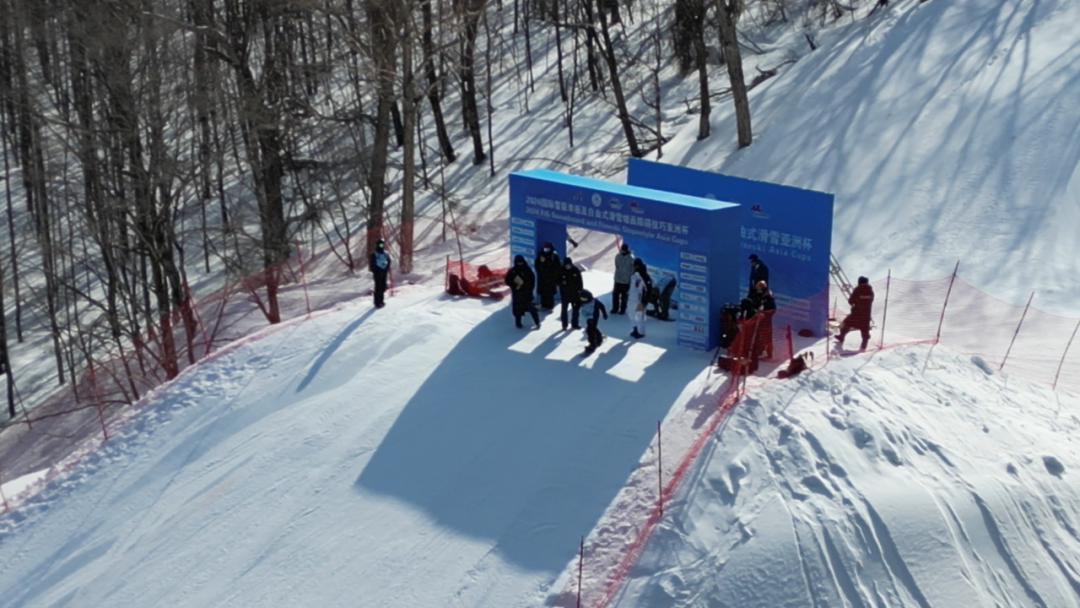 2024年国际雪联首场单板及自由式滑雪亚洲杯巡回赛在长白山和平滑雪场