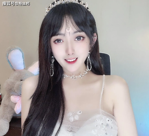 不是失恋是太穷了,大哥发10万赏金任务,女主播甘愿为钱剃光头_miya