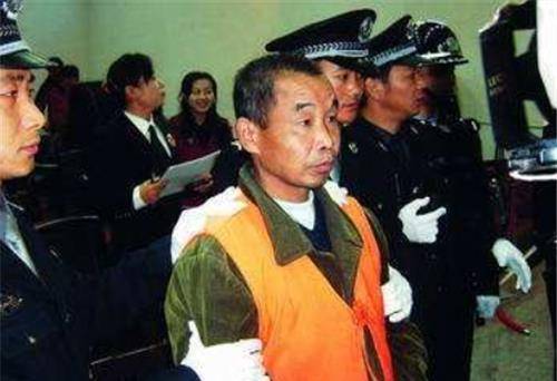 因祖先墓碑被寺庙当踏板用,他新增10缕亡魂,行刑前笑道:不后悔_邱兴华