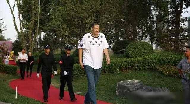 原创2米35孙明明打球时名声不显退役后功成名就娶娇妻人生圆