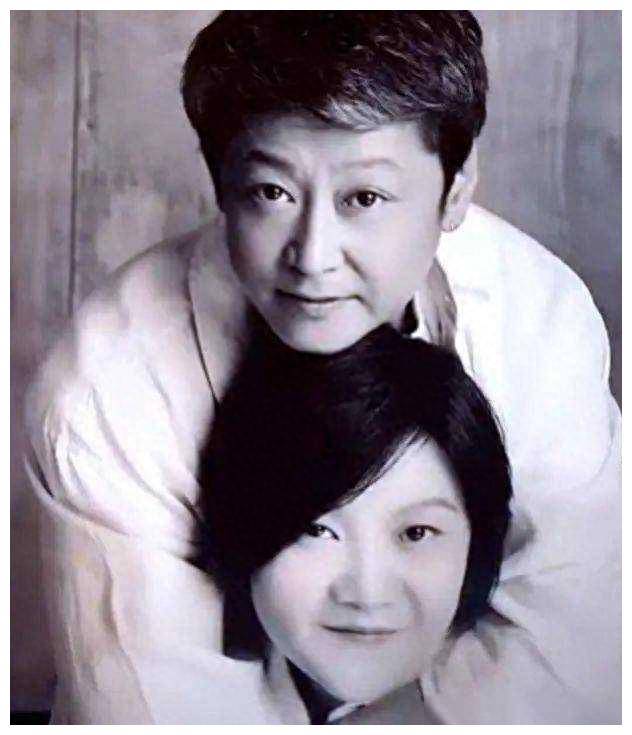 63岁洪晃活出人生风采,四段婚姻,老公帅过前夫,不可思议!