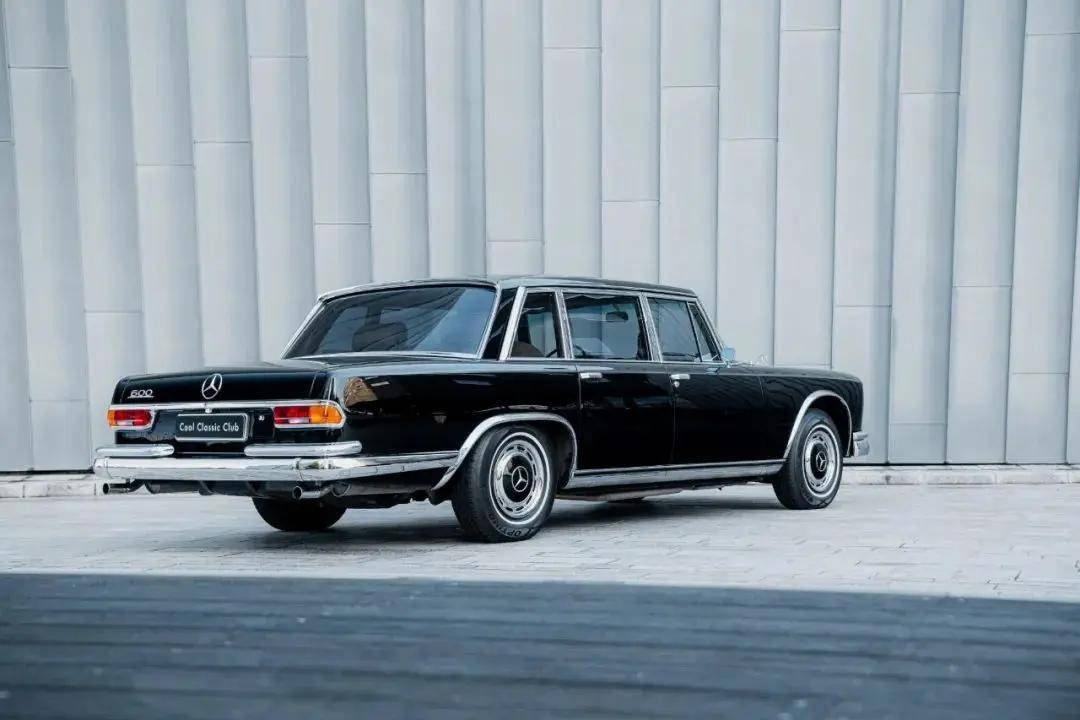 梅赛德斯-奔驰600 (w100) 生产周期为1963年-1981年,定位为超豪华轿车