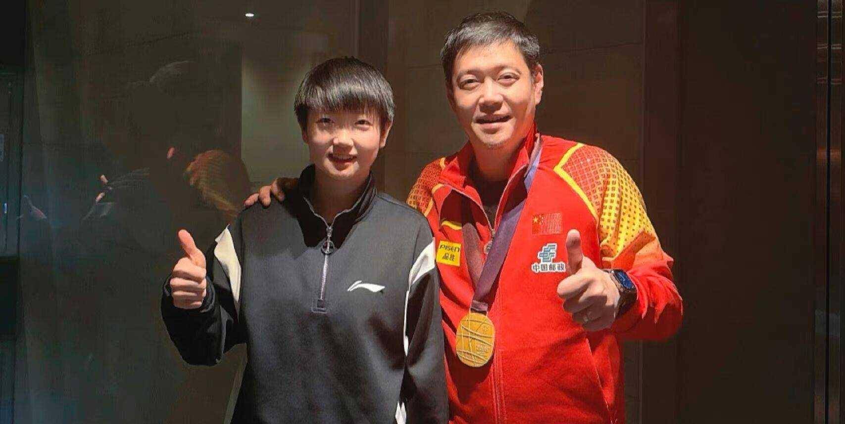 孙颖莎发文解释流泪原因,赛后金牌再献邱贻可,莎莎十分懂得感恩