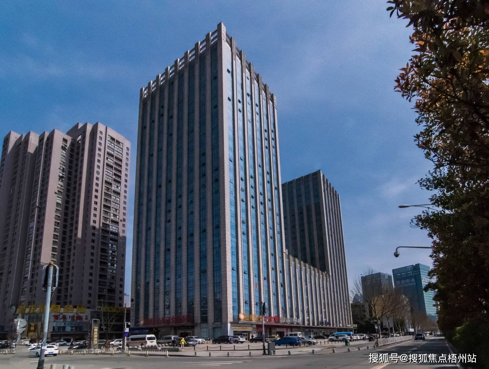 武汉万景国际广场租120人独立办公室精装修带家具交通便利可注册