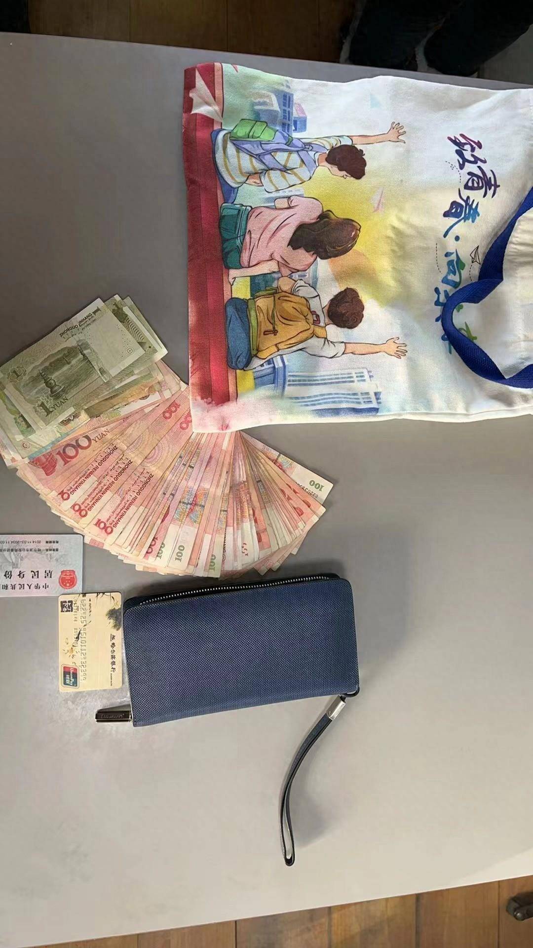 公交司机拾到乘客遗落的兜子里有竟有8000多元现金