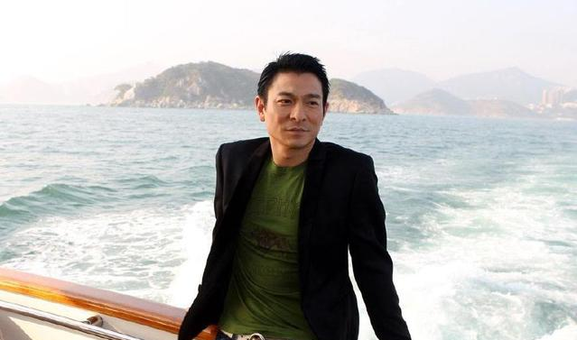 更令人惊奇的是,刘德华在1988年出道至2001年,他一共获得了292个大小