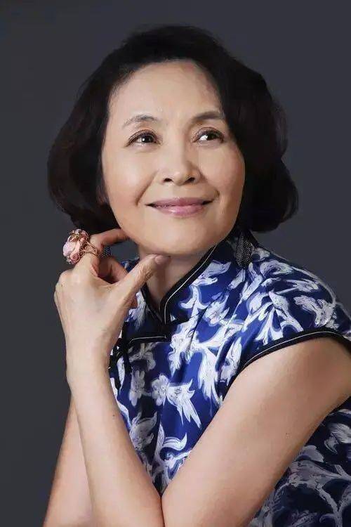 原创69岁的宋晓英换了微卷短发穿旗袍粗跟鞋亮相好优雅超减龄