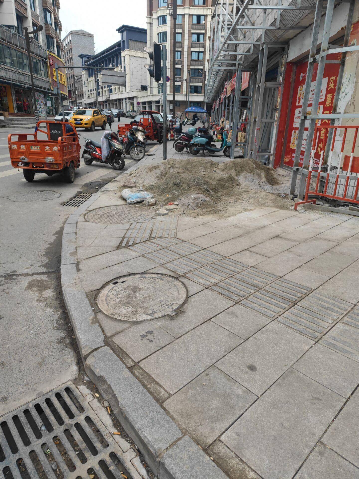蓬安县建设北路红绿灯附近这堆沙子有些影响环境卫生哦