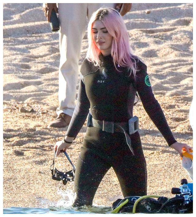 梅根·福克斯,泳装秀好身材,度假约会墨西哥,学习潜水技巧.