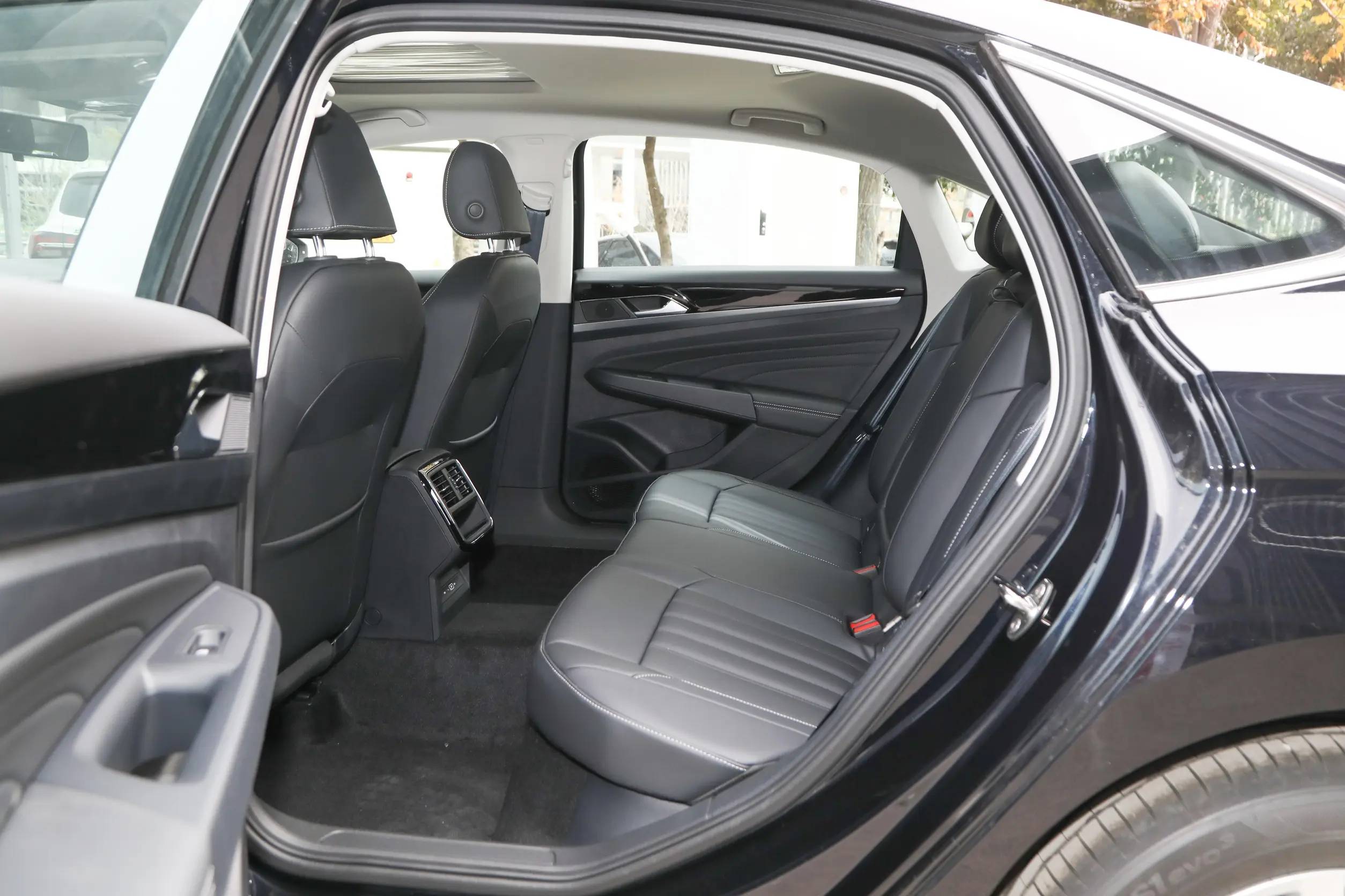 我想买24款帕萨特1.4t商务版,全款多少钱?家用值得入手吗?