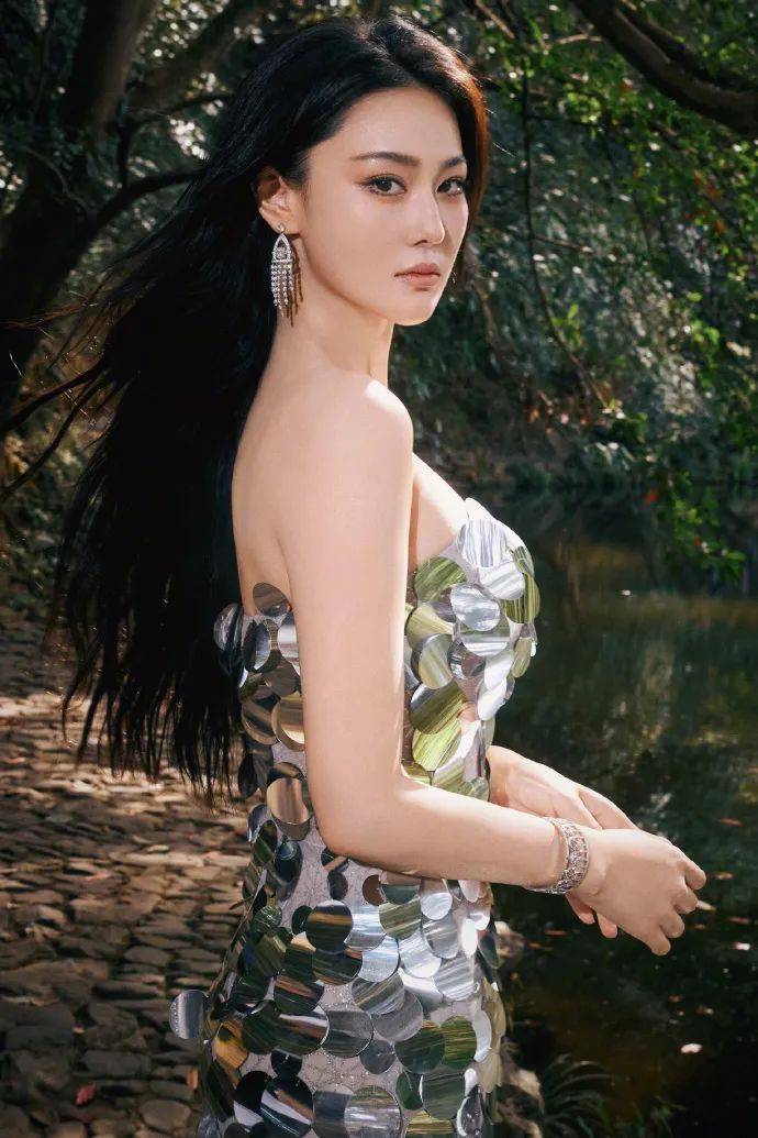 原创张馨予银片长裙写真她肤白貌美露出事业线性感火辣