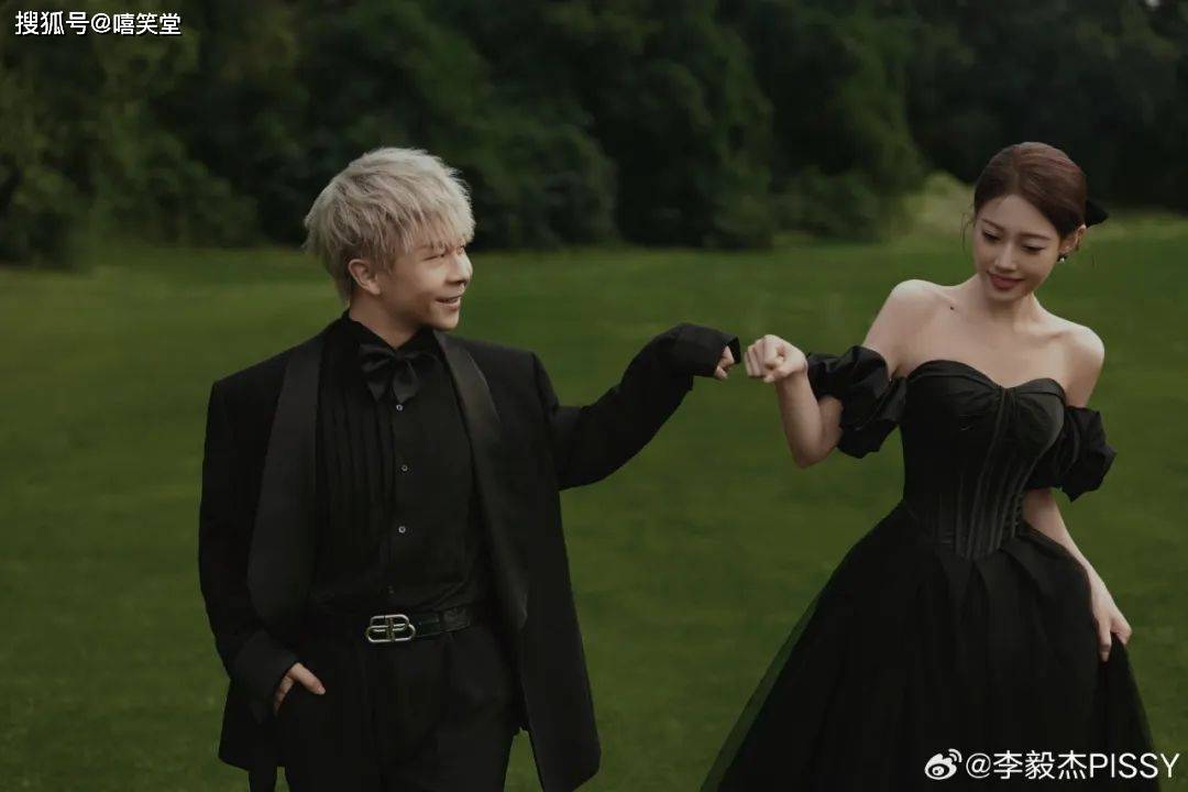 杨和苏在最近直播中已经提前剧透,马上要有2个rapper要结婚了.