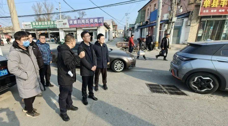 3月7日,镇长郭小军带领平安建设办公室(安全)先后到河南村,富亚博大